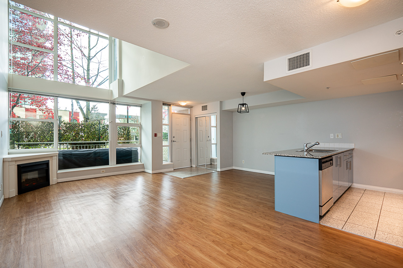 TH6 168 Esplanade E, North Vancouver