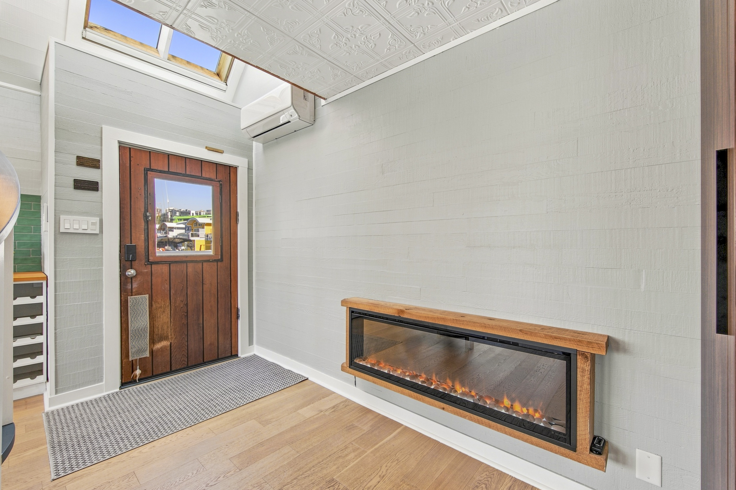 A23 415 W Esplanade