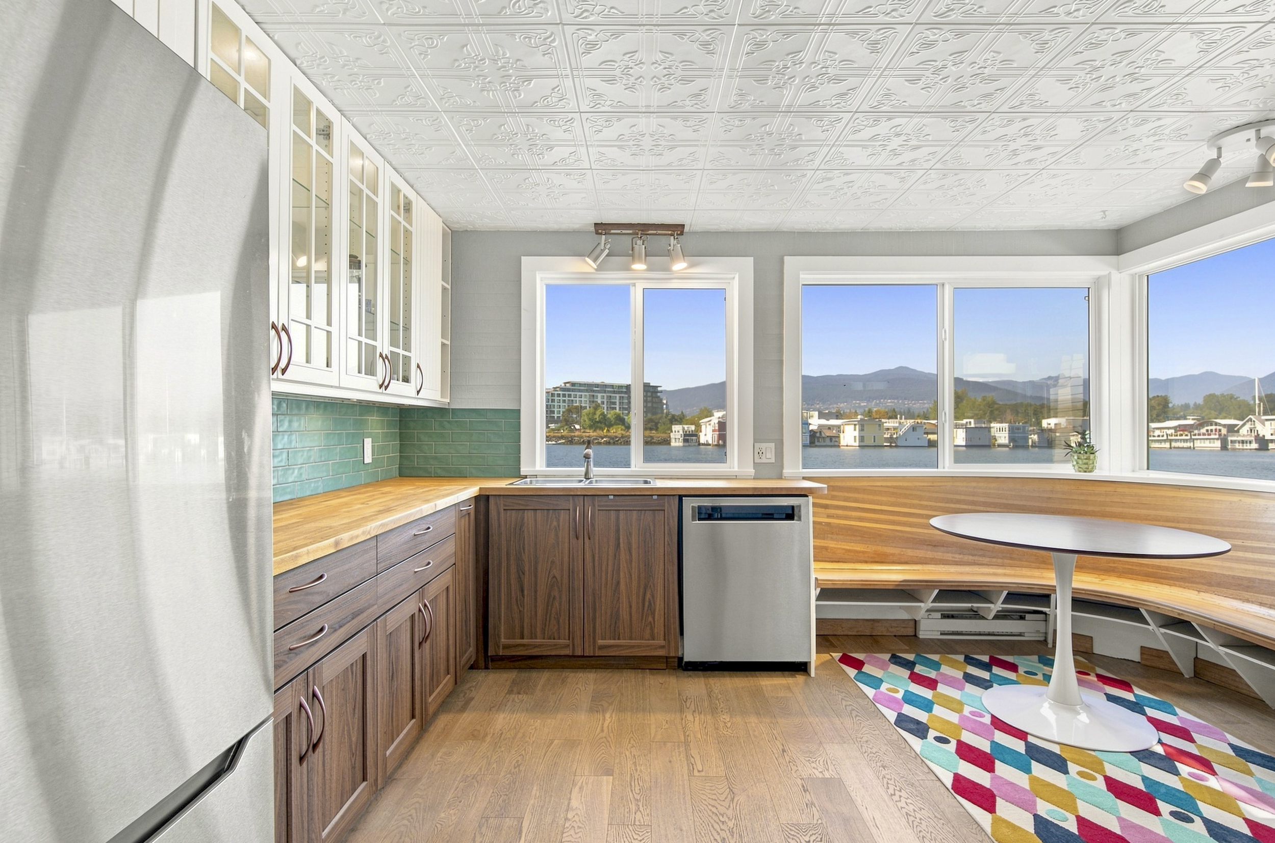 A23 415 W Esplanade
