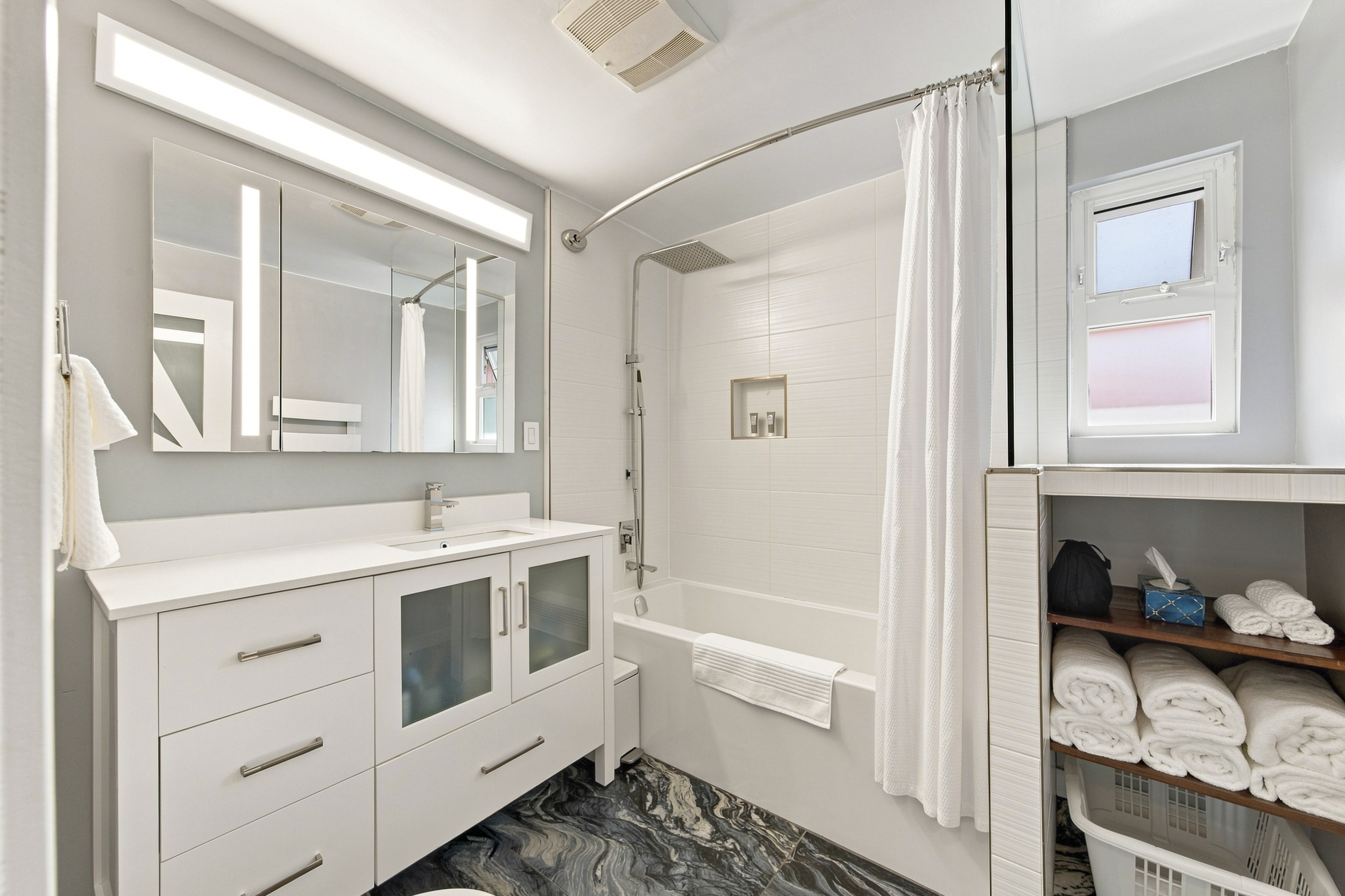 A23 415 W Esplanade