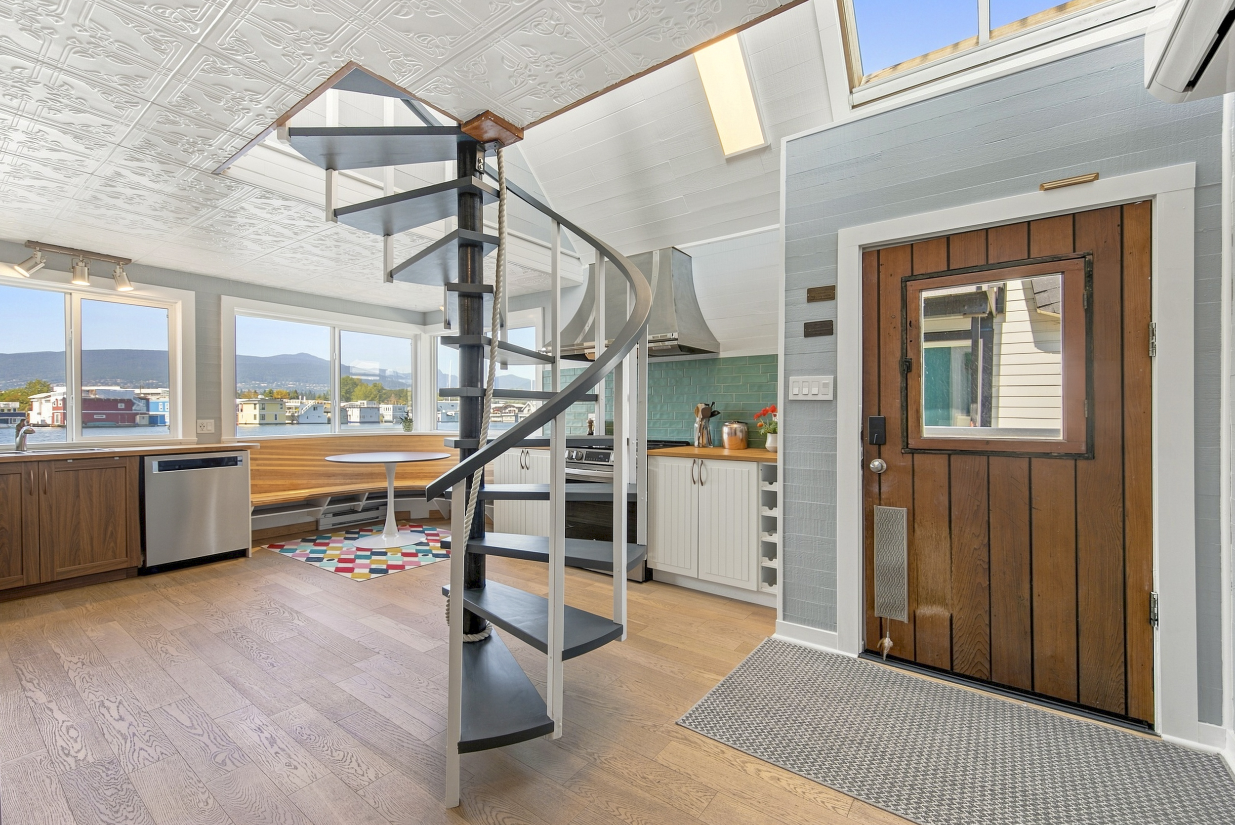 A23 415 W Esplanade