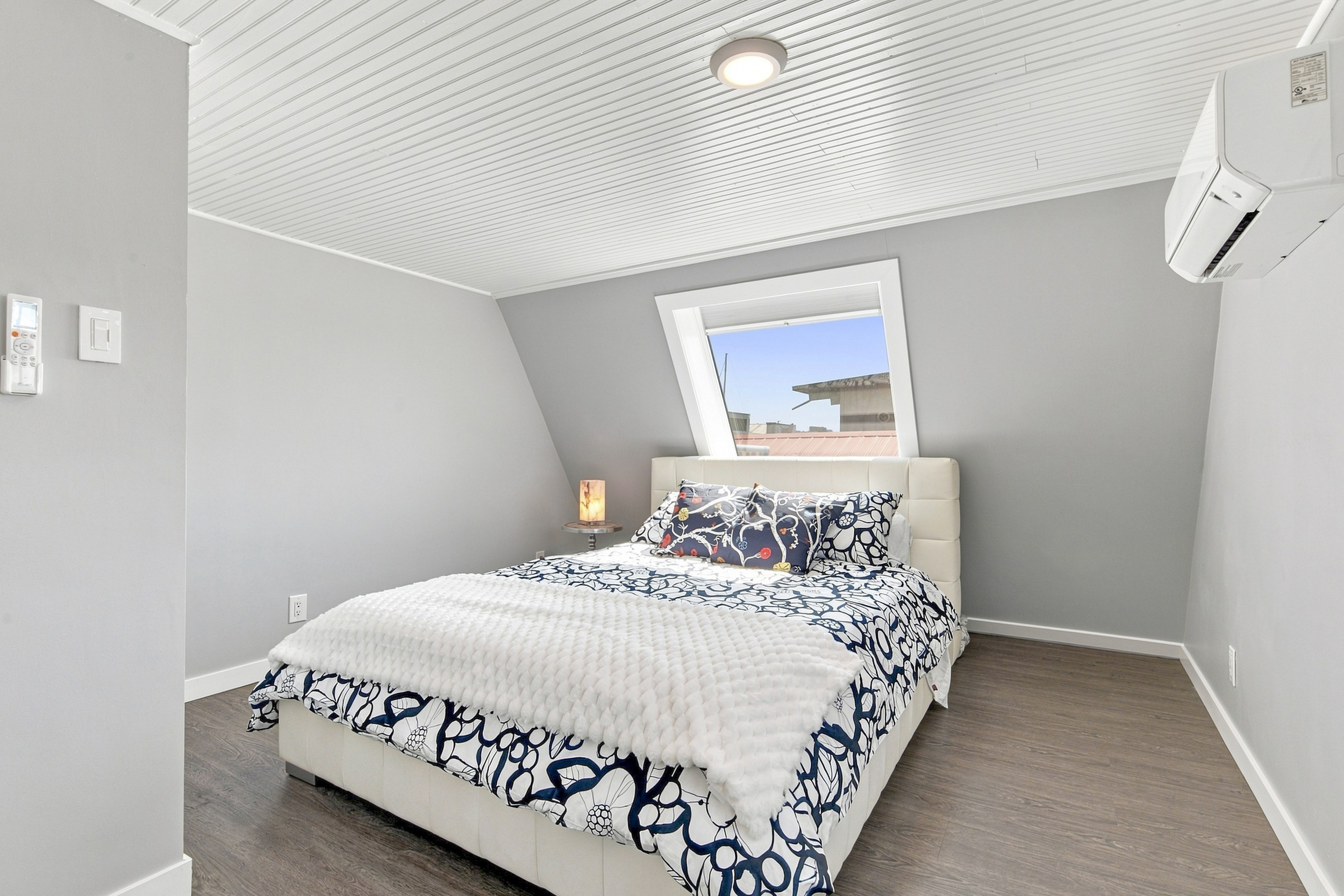 A23 415 W Esplanade
