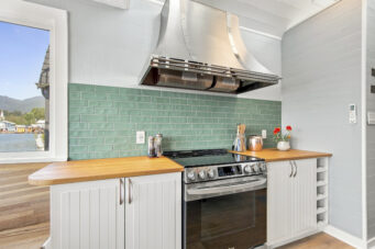 A23 415 W Esplanade