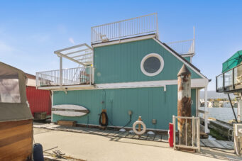 A23 415 W Esplanade