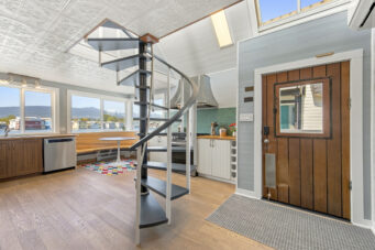 A23 415 W Esplanade