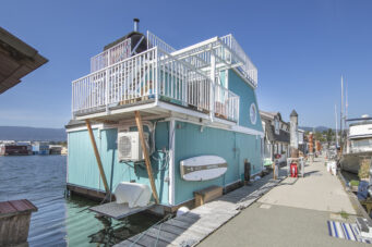 A23 415 W Esplanade
