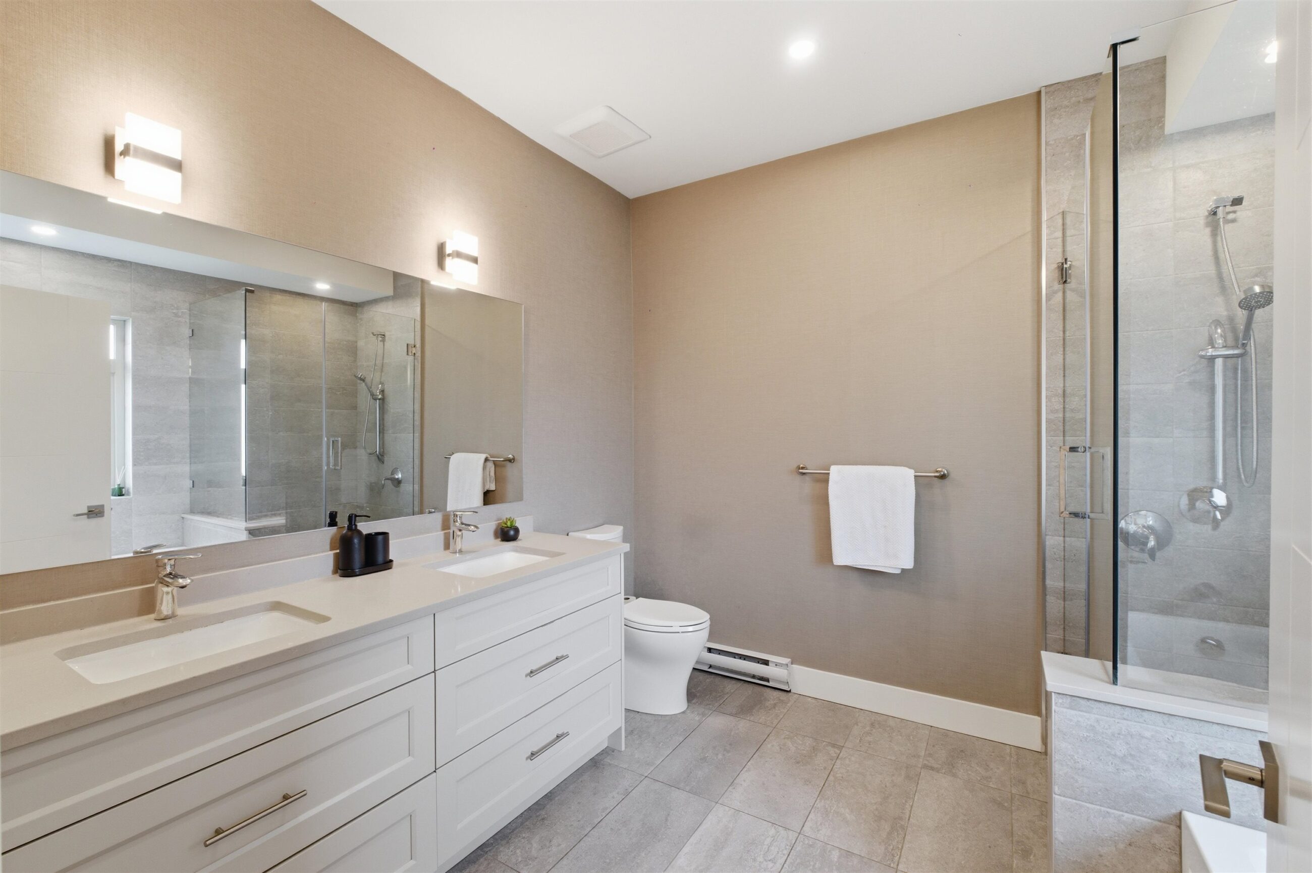 1 115 W Queens Rd