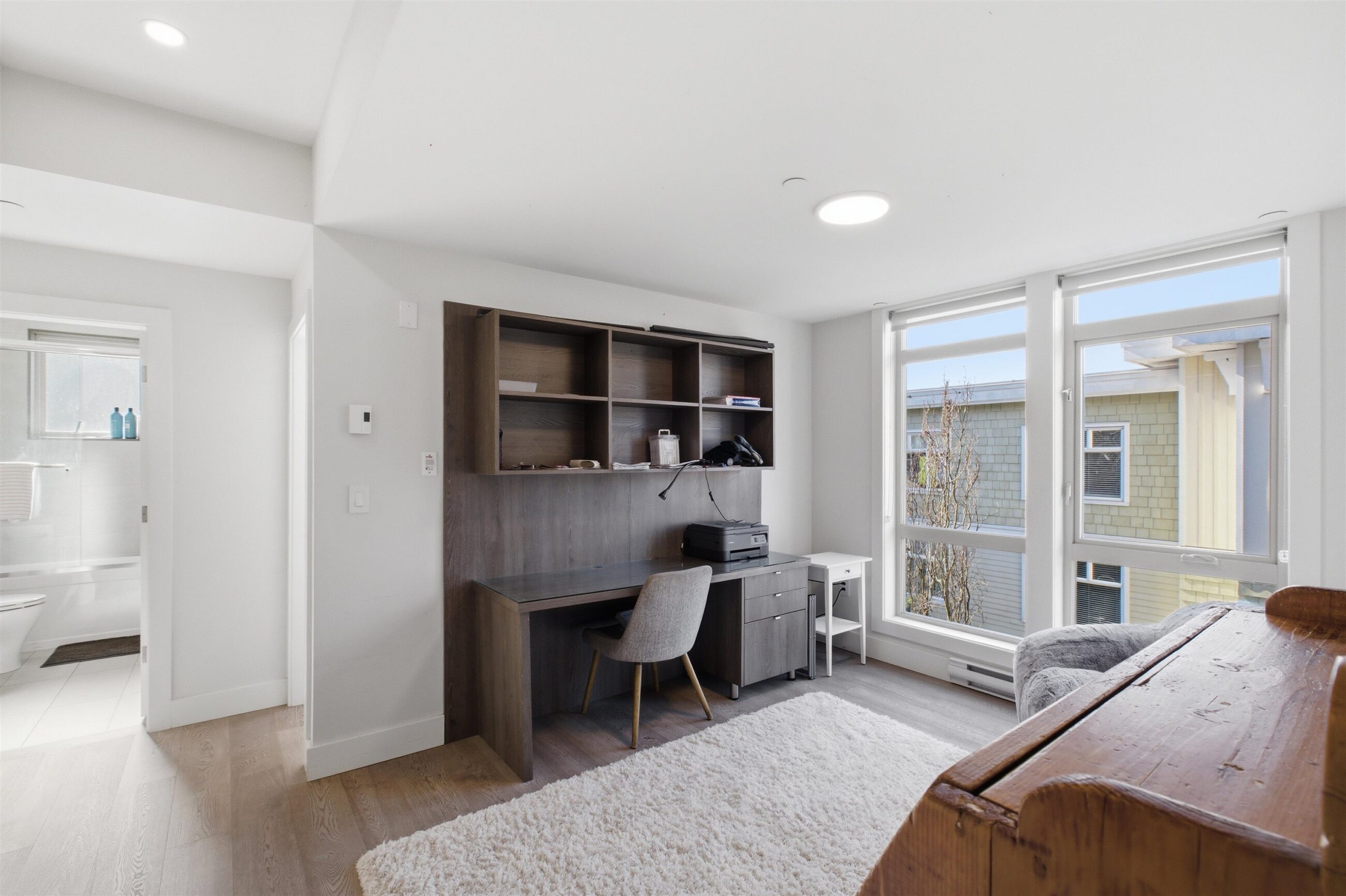 1 115 W Queens Rd