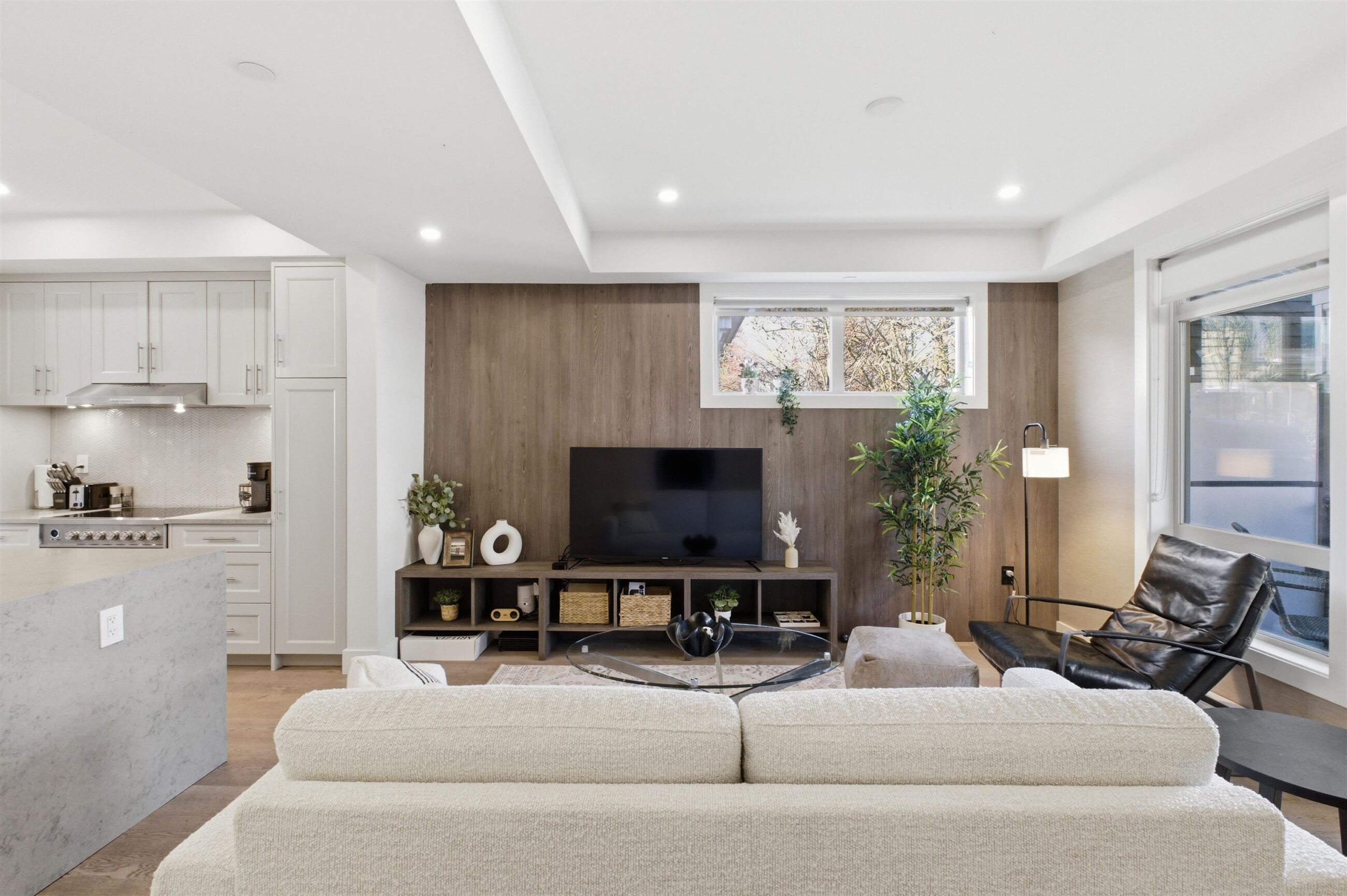 1 115 W Queens Rd