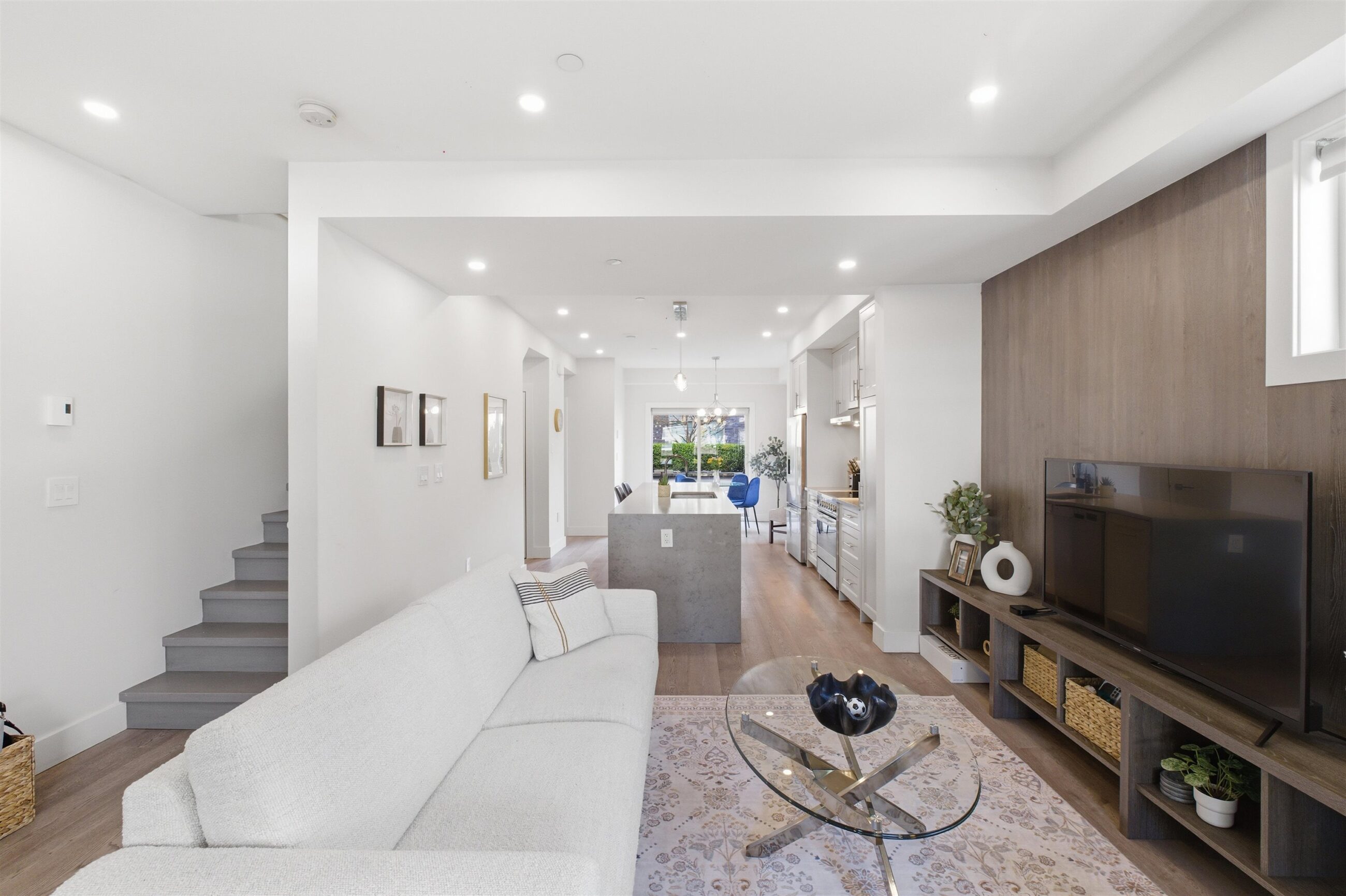 1 115 W Queens Rd