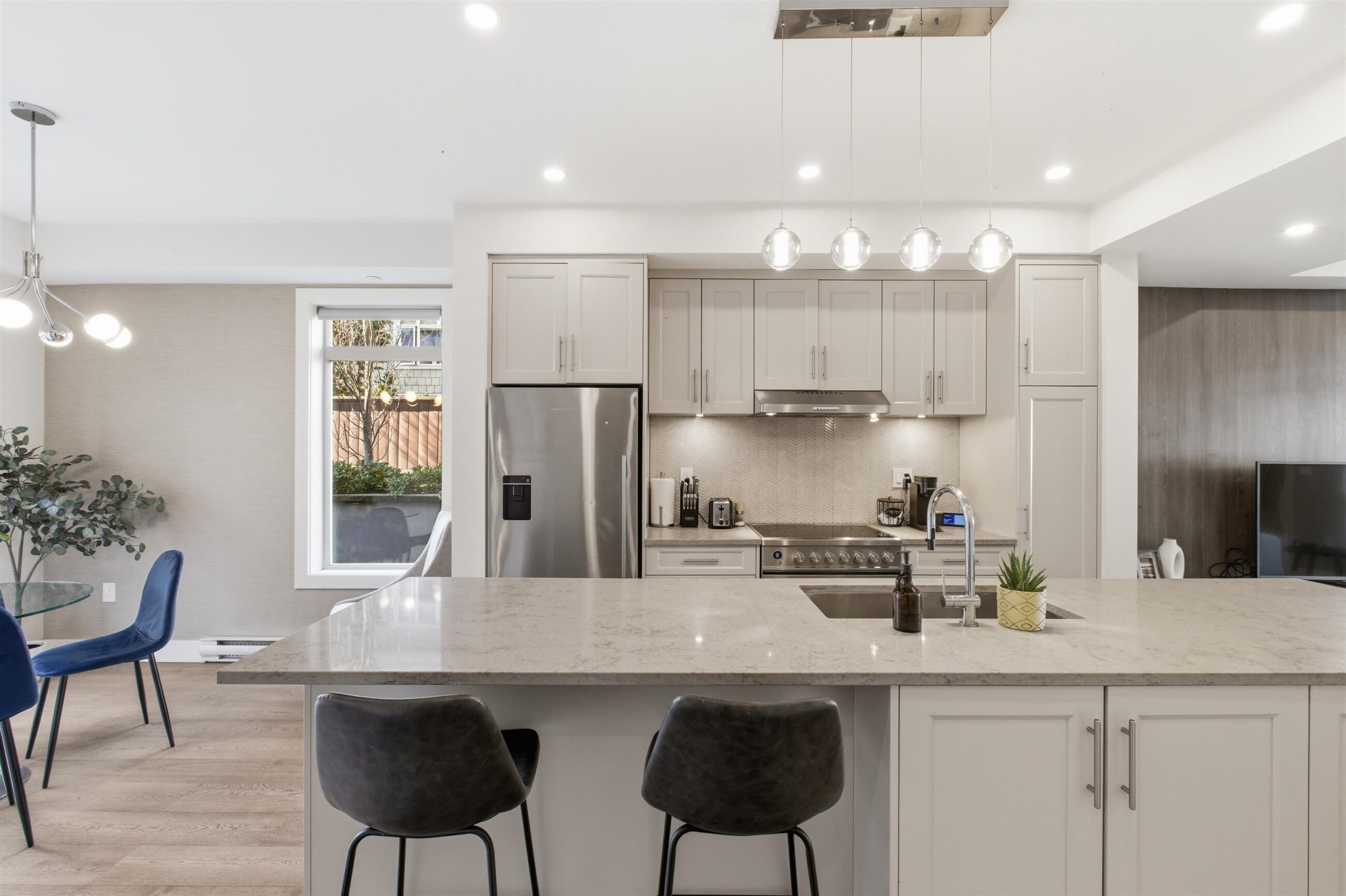 1 115 W Queens Rd