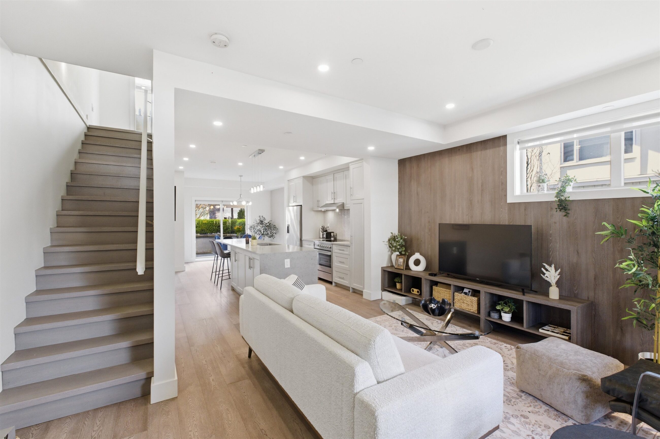 1 115 W Queens Rd